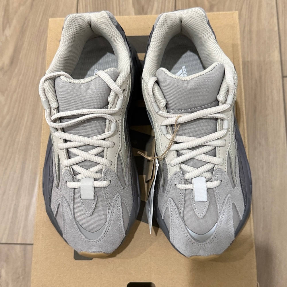 Adidas Yeezy Boost 700 V2 Box